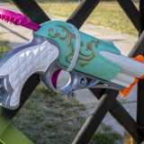 ...e una "Rebelle Charmed Dauntless" capace di sparare tre dardi di fila�...